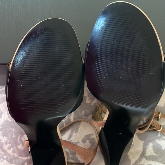 Tahari black Geneva sandals size 7. - Picture 8 of 11